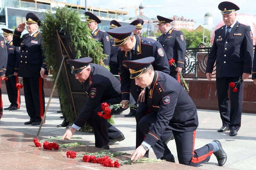 В День памяти и скорби в Москве состоялась традиционная церемония возложения венков и цветов к воинским мемориалам В День памяти и скорби в Москве состоялась традиционная церемония возложения венков и цветов к воинским мемориалам