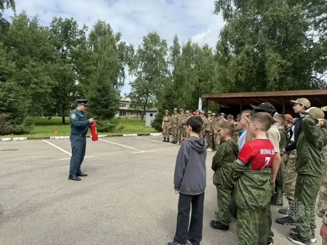 Сотрудники МЧС России провели инструктаж в детском лагере Сотрудники МЧС России провели инструктаж в детском лагере