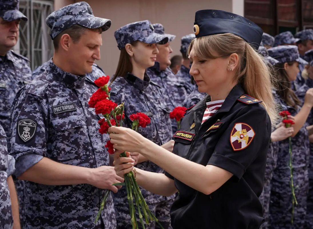 В Москве открыли мемориал в память о погибших росгвардейцах В Москве открыли мемориал в память о погибших росгвардейцах
