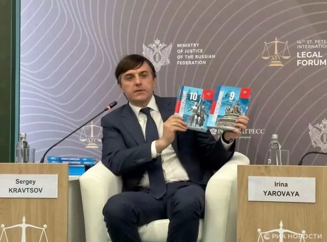 Дмитрий Медведев стал главным редактором новых российских учебников по обществознанию, сообщили РИА Новости
