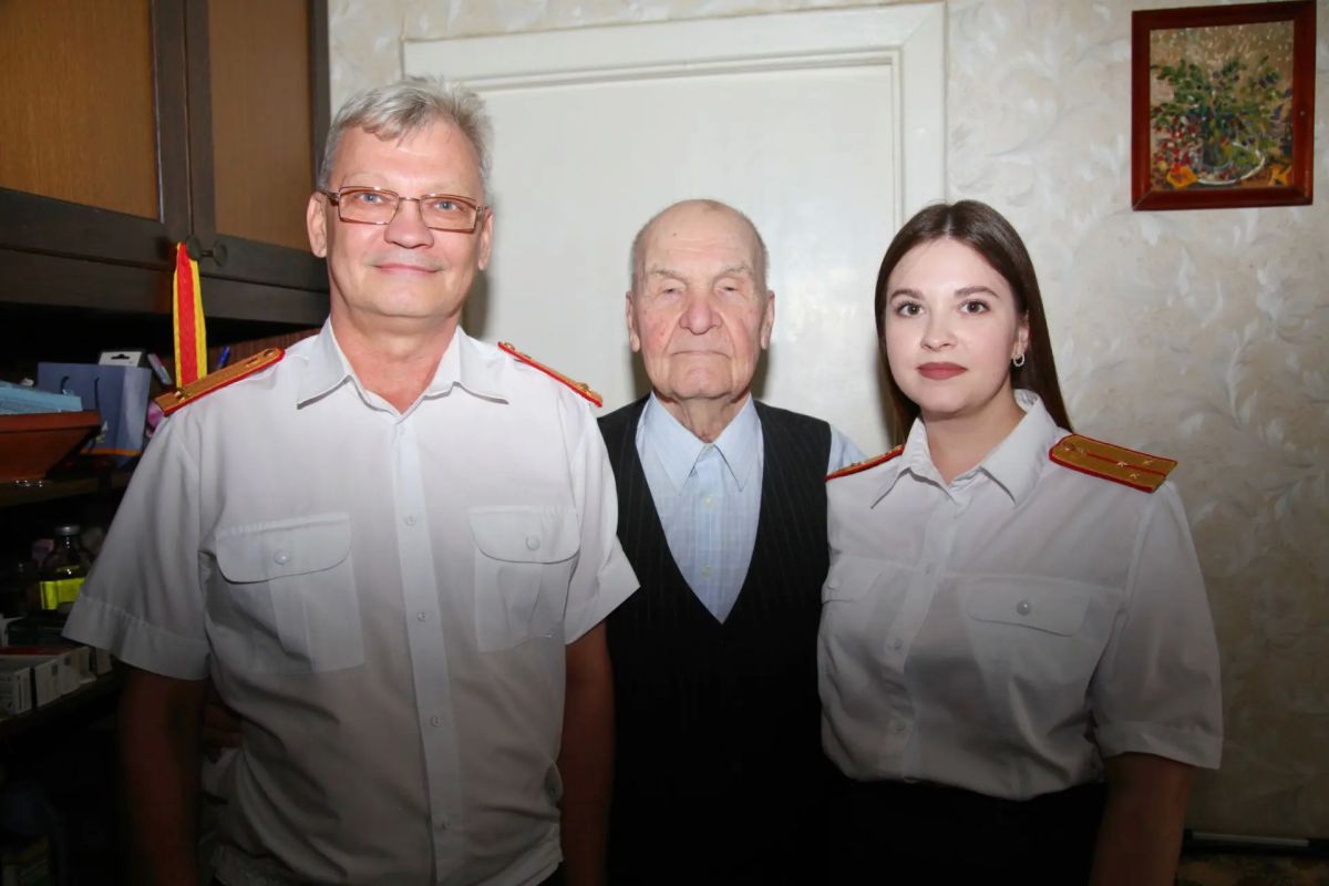 Алексей Шапошников: Сотрудники следственного управления Следственного комитета поздравили с 97-летием ветерана следствия Павла Павловича Кабанова Алексей Шапошников: Сотрудники следственного управления Следственного комитета поздравили с 97-летием ветерана следствия Павла Павловича Кабанова
