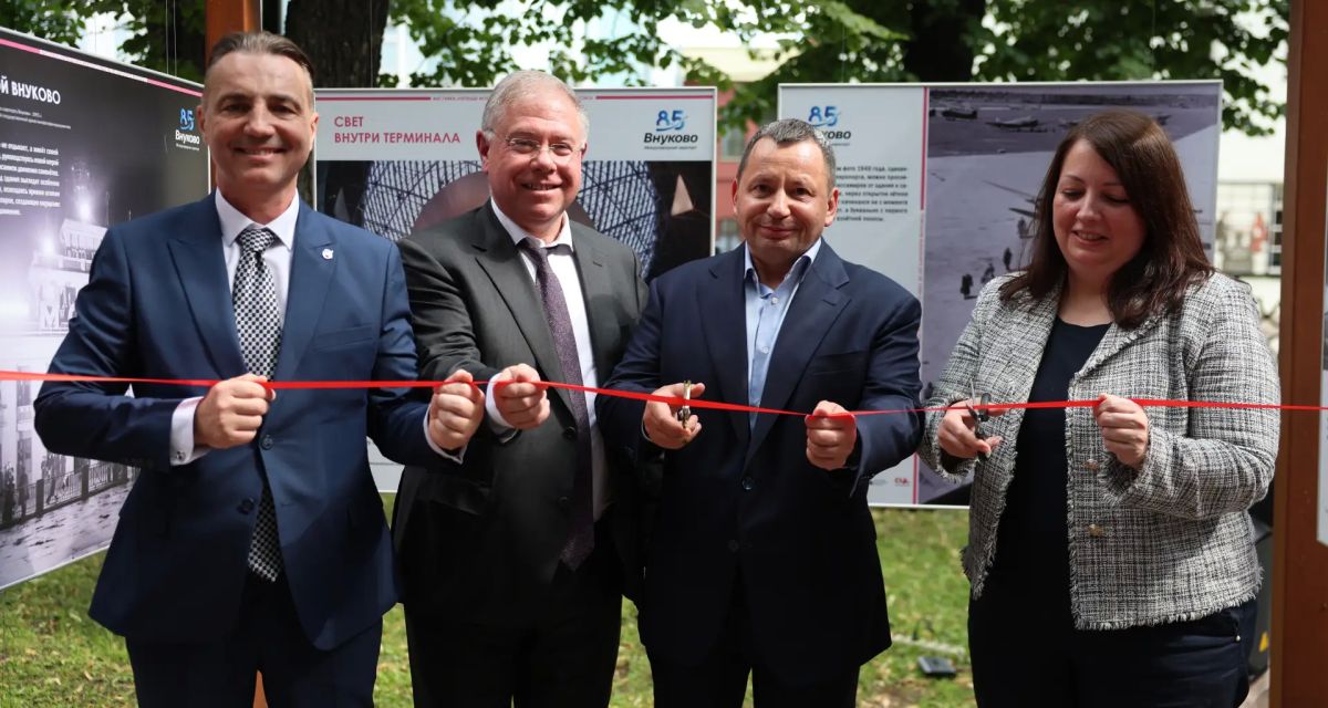 На Страстном бульваре открылась фотовыставка «Легенды московского неба