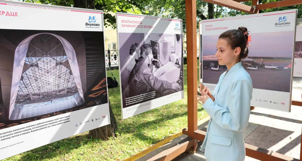 На Страстном бульваре открылась фотовыставка «Легенды московского неба На Страстном бульваре открылась фотовыставка «Легенды московского неба