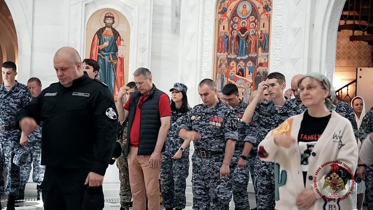 Сотрудники вневедомственной охраны Главного управления Росгвардии по г. Москве приняли участие в богослужении, посвященном Дню ветеранов боевых действий