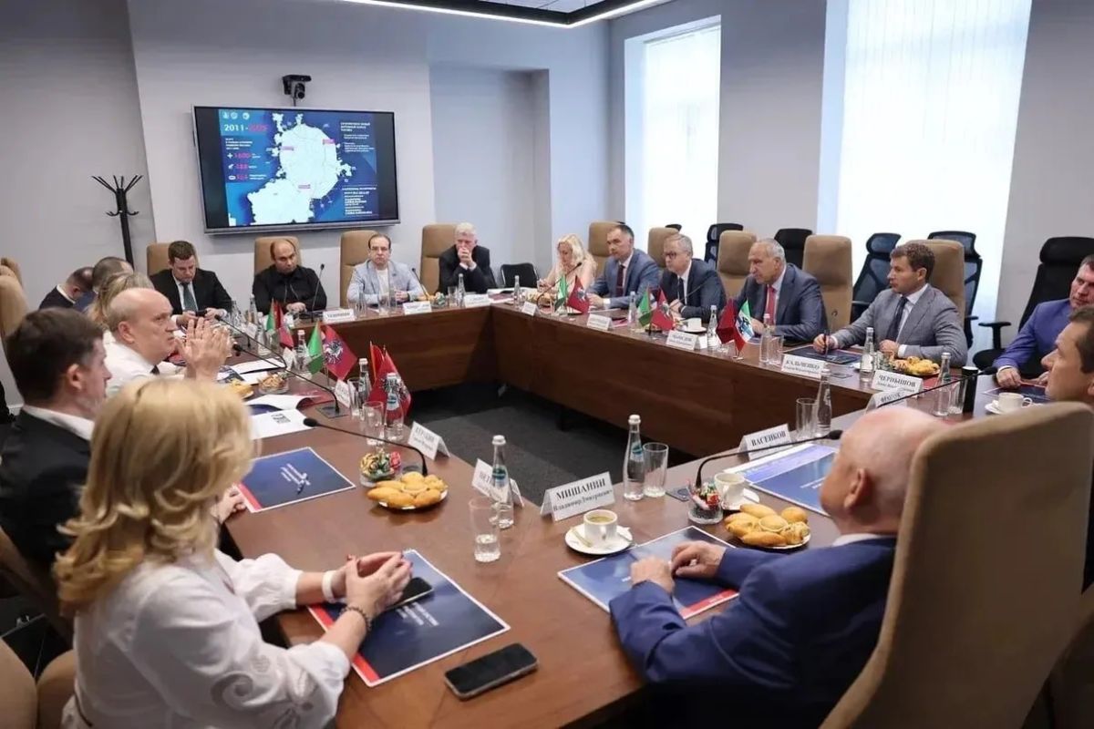 Сегодня в Департаменте строительства транспортной и инженерной инфраструктуры провели встречу с делегацией Новосибирской области