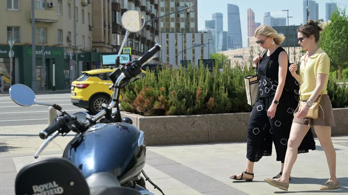 Воздух в Москве и Подмосковье может прогреться до плюс 30 градусов в среду и четверг, сообщила РИА Новости главный специалист столичного метеобюро Татьяна Позднякова