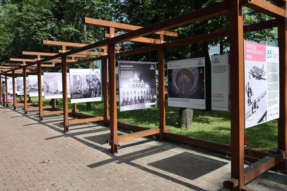 На Страстном бульваре открылась фотовыставка «Легенды московского неба На Страстном бульваре открылась фотовыставка «Легенды московского неба