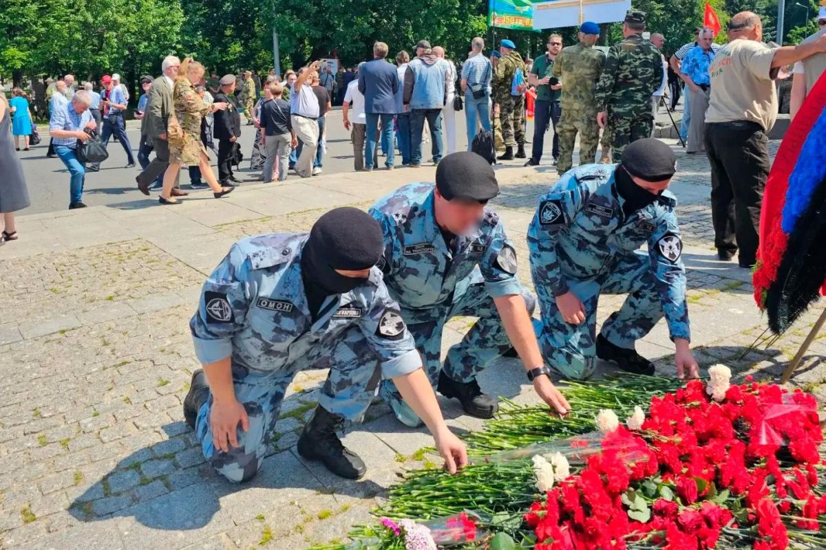 В день ветеранов боевых действий сотрудники спецподразделений столичного главка Росгвардии приняли участие в памятных возложениях В день ветеранов боевых действий сотрудники спецподразделений столичного главка Росгвардии приняли участие в памятных возложениях
