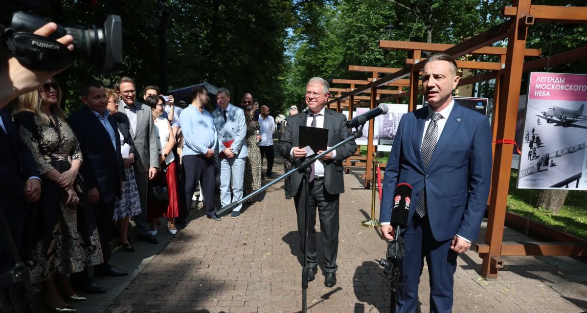 На Страстном бульваре открылась фотовыставка «Легенды московского неба На Страстном бульваре открылась фотовыставка «Легенды московского неба