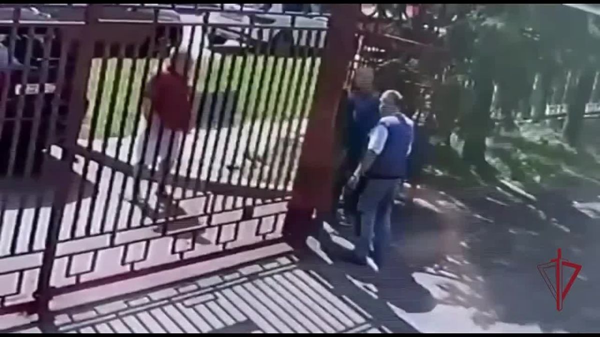 В Москве сотрудники вневедомственной охраны Росгвардии задержали мужчину, устроившего дебош на территории храмового комплекса