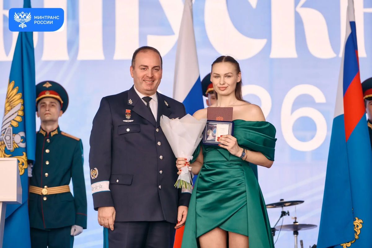 Константин Пашков вручил дипломы выпускникам Российского университета транспорта Константин Пашков вручил дипломы выпускникам Российского университета транспорта