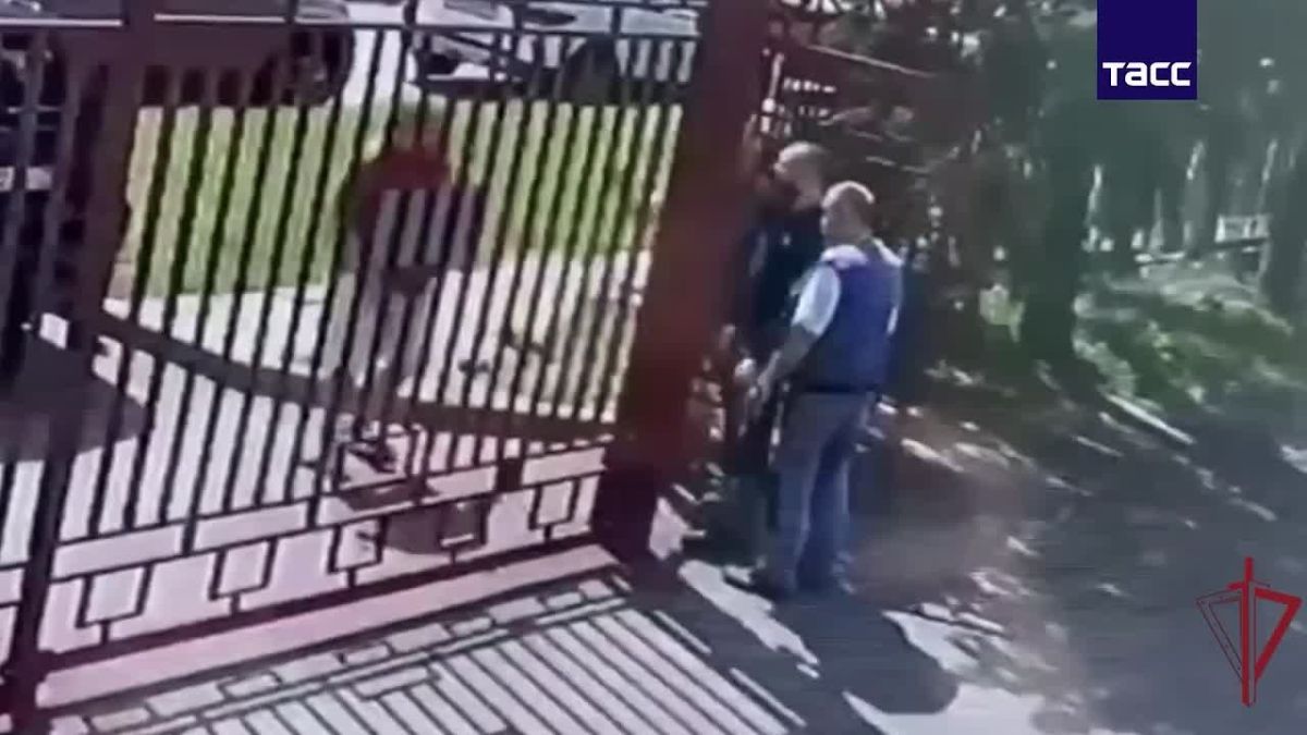 Росгвардейцы задержали мужчину за хулиганство на территории храма в Москве, сообщили ТАСС в Росгвардии