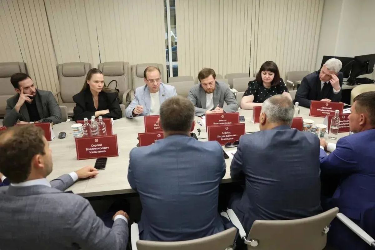 Председатель комиссии МГД по градостроительству, государственной собственности и землепользованию Евгений Селиверстов (фракция партии «Единая Россия») принял участие в рабочей встрече с руководством Департамента...