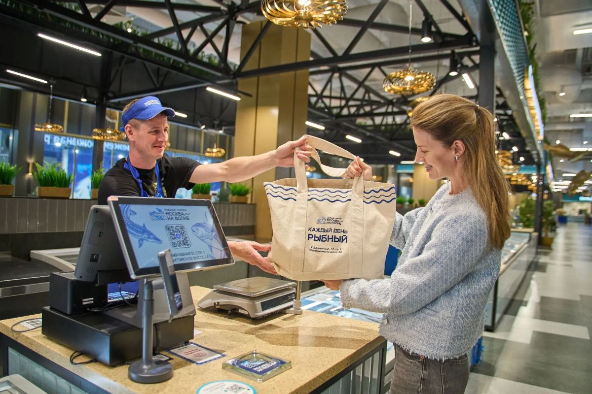 Чтобы в целости и сохранности довести с рыбных рынков живые морепродукты, охлажденные шпажки или замороженные позиции, покупателям предлагают специальную упаковку