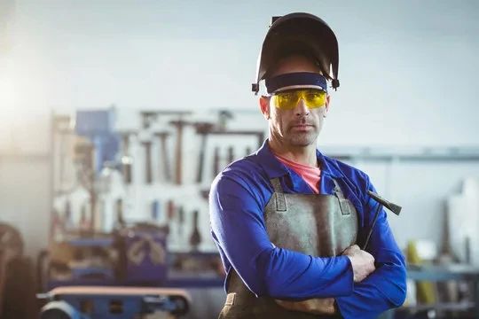 Парадокс или суровая реальность? Сварщики потеснят депутатов в рейтинге заработка