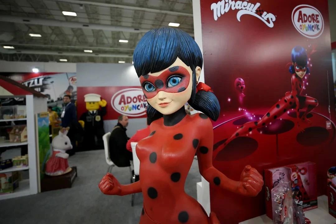 Базирующаяся во Франции анимационная компания Miraculous Corp., владеющая правами на мультфильмы «Леди Баг и Супер-Кот», подала иск в арбитражный суд Москвы на розничную сеть «Лента»