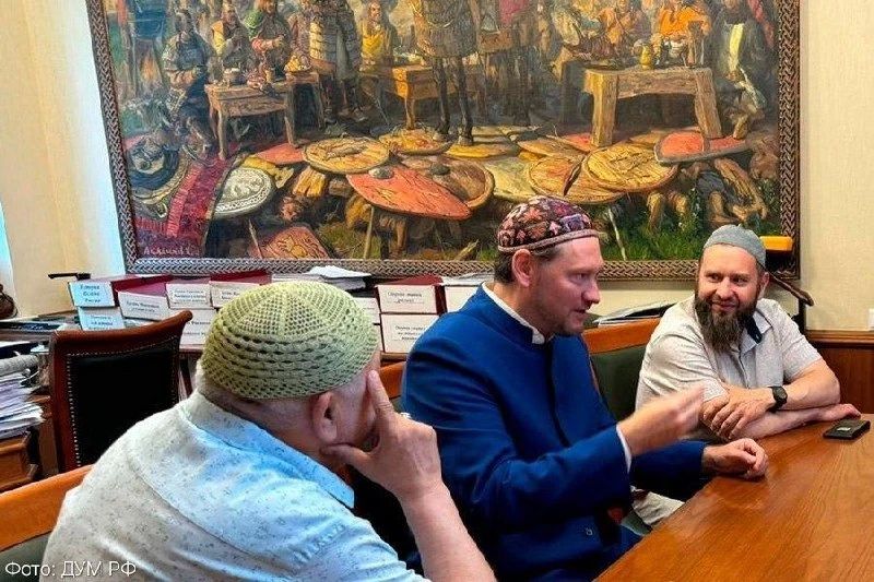 Замглавы ДУМ Мухетдинова оштрафовали за картины с монгольским пиром на телах русских князей