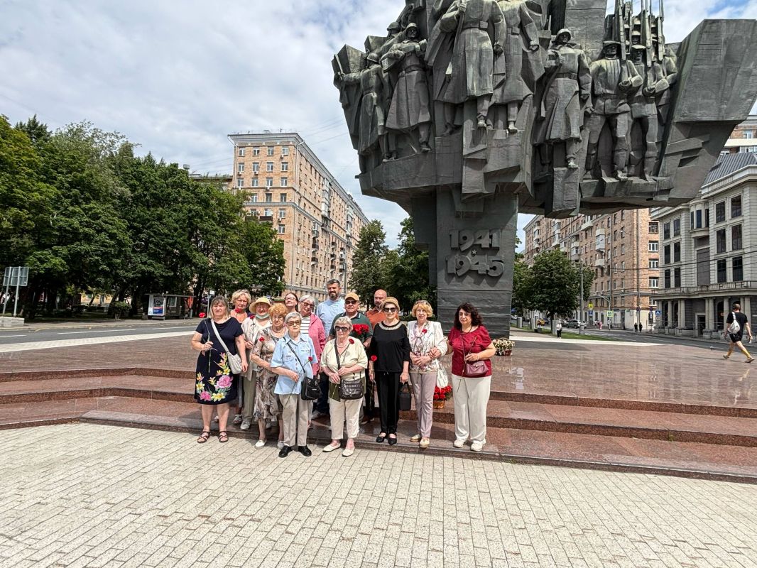 Принял участие в церемонии, посвящённой 85-летию формирования народного ополчения Москвы, и в возложении цветов к памятнику жителям Пролетарского района Москвы, погибшим на фронтах Великой Отечественной войны Принял участие в церемонии, посвящённой 85-летию формирования народного ополчения Москвы, и в возложении цветов к памятнику жителям Пролетарского района Москвы, погибшим на фронтах Великой Отечественной войны