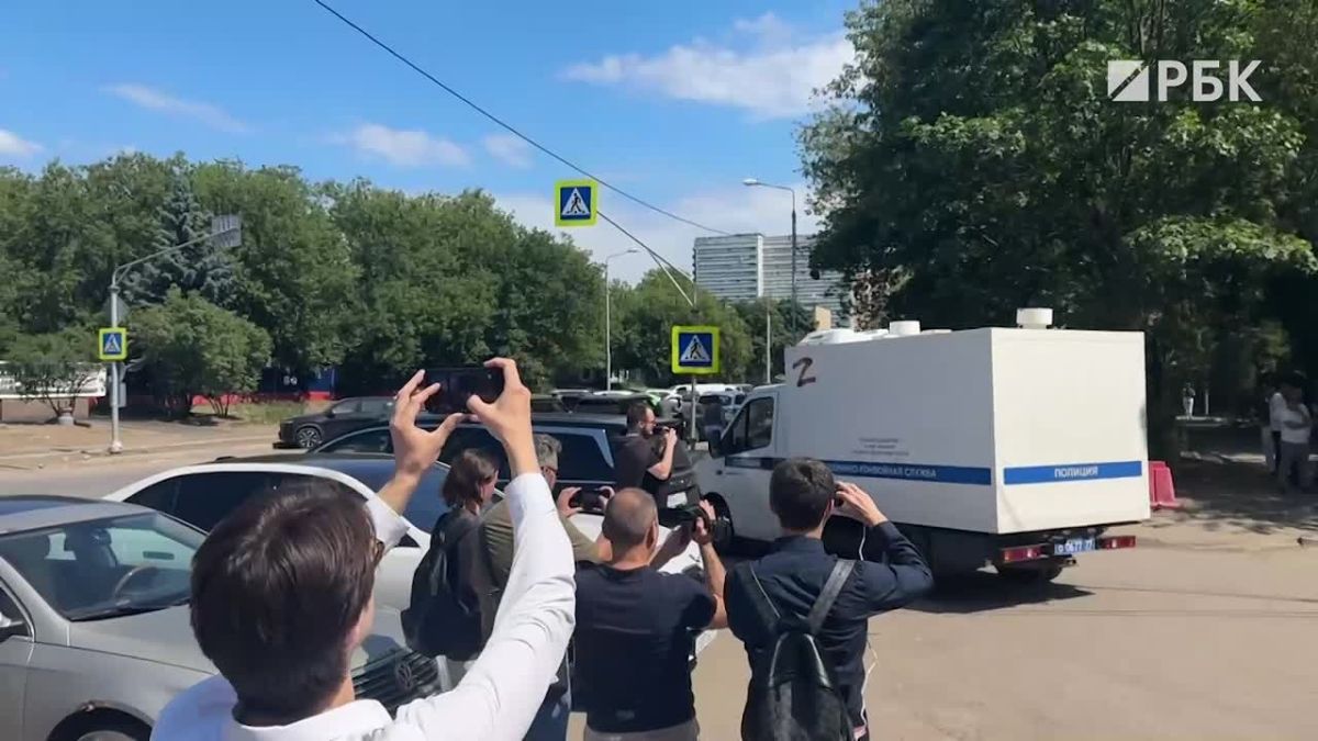 Экс-главу Росавиации Александра Нерадько увезли из здания Хорошевского районного суда Москвы после рассмотрения дела об аресте