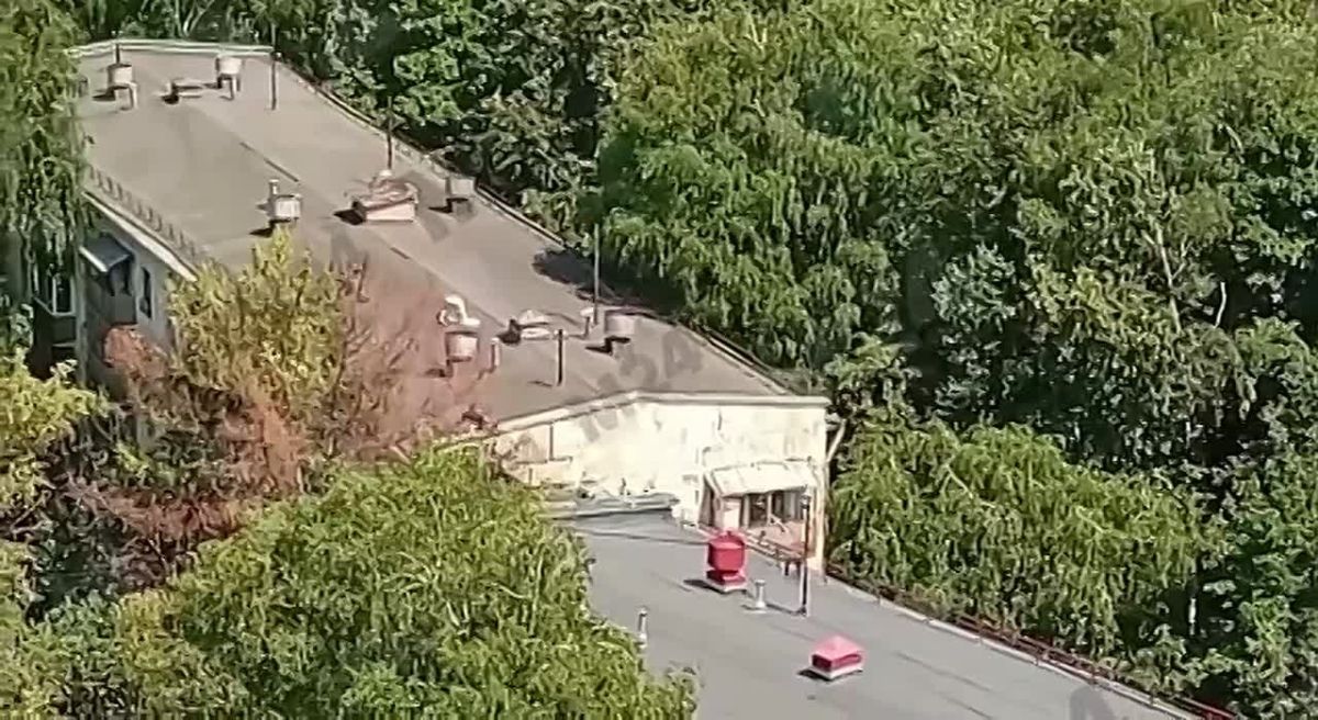 Подростки устроили опасную прогулку по крышам в Москве