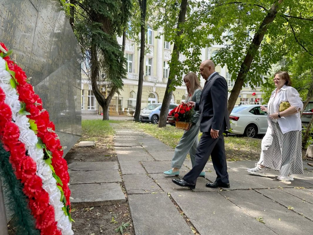 В день 85-й годовщины начала формирования Московского народного ополчения, мы по сложившейся традиции чтим память героев и участвуем в мероприятиях в рамках программы «Памяти Московского народного ополчения» В день 85-й годовщины начала формирования Московского народного ополчения, мы по сложившейся традиции чтим память героев и участвуем в мероприятиях в рамках программы «Памяти Московского народного ополчения»