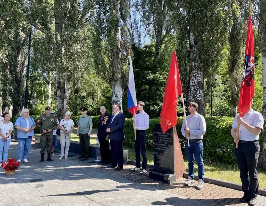 Сегодня, 3 июля, вместе с ветеранами и жителями округа на Площади Мужества в Измайловском парке мы склоняем головы перед бессмертным подвигом героев Московского народного ополчения — тех, кто отдал всё ради спасения нашей... Сегодня, 3 июля, вместе с ветеранами и жителями округа на Площади Мужества в Измайловском парке мы склоняем головы перед бессмертным подвигом героев Московского народного ополчения — тех, кто отдал всё ради спасения нашей...