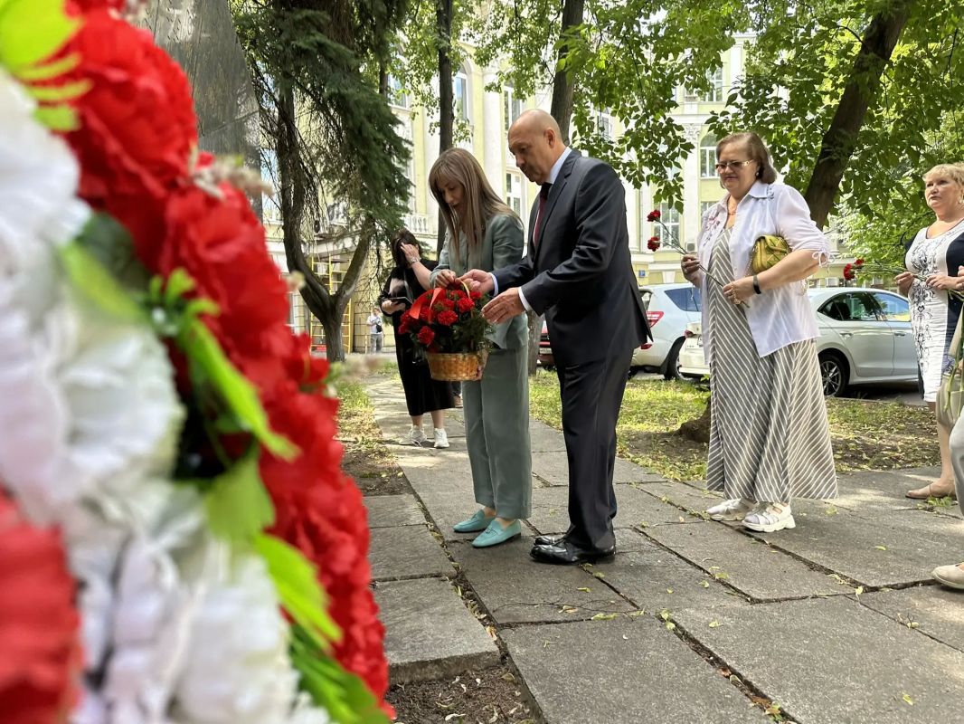 В день 85-й годовщины начала формирования Московского народного ополчения, мы по сложившейся традиции чтим память героев и участвуем в мероприятиях в рамках программы «Памяти Московского народного ополчения» В день 85-й годовщины начала формирования Московского народного ополчения, мы по сложившейся традиции чтим память героев и участвуем в мероприятиях в рамках программы «Памяти Московского народного ополчения»