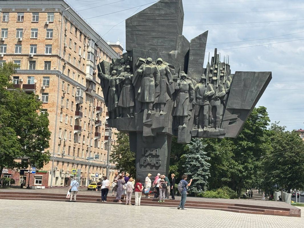 Принял участие в церемонии, посвящённой 85-летию формирования народного ополчения Москвы, и в возложении цветов к памятнику жителям Пролетарского района Москвы, погибшим на фронтах Великой Отечественной войны Принял участие в церемонии, посвящённой 85-летию формирования народного ополчения Москвы, и в возложении цветов к памятнику жителям Пролетарского района Москвы, погибшим на фронтах Великой Отечественной войны