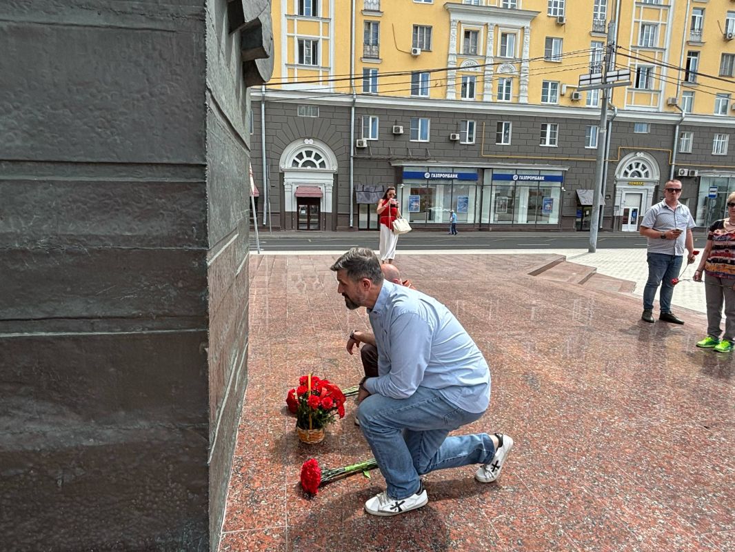 Принял участие в церемонии, посвящённой 85-летию формирования народного ополчения Москвы, и в возложении цветов к памятнику жителям Пролетарского района Москвы, погибшим на фронтах Великой Отечественной войны Принял участие в церемонии, посвящённой 85-летию формирования народного ополчения Москвы, и в возложении цветов к памятнику жителям Пролетарского района Москвы, погибшим на фронтах Великой Отечественной войны