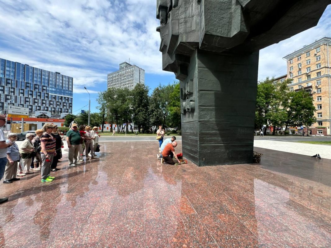 Сегодня в разных точках столицы, связанных с историей ополчения, москвичи почтили память защитников Родины Сегодня в разных точках столицы, связанных с историей ополчения, москвичи почтили память защитников Родины