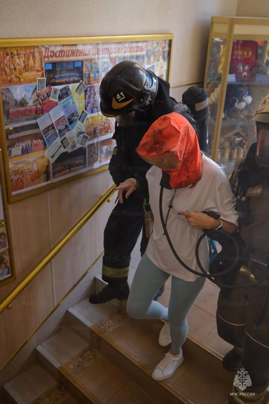 «День безопасности» с сотрудниками МЧС России «День безопасности» с сотрудниками МЧС России