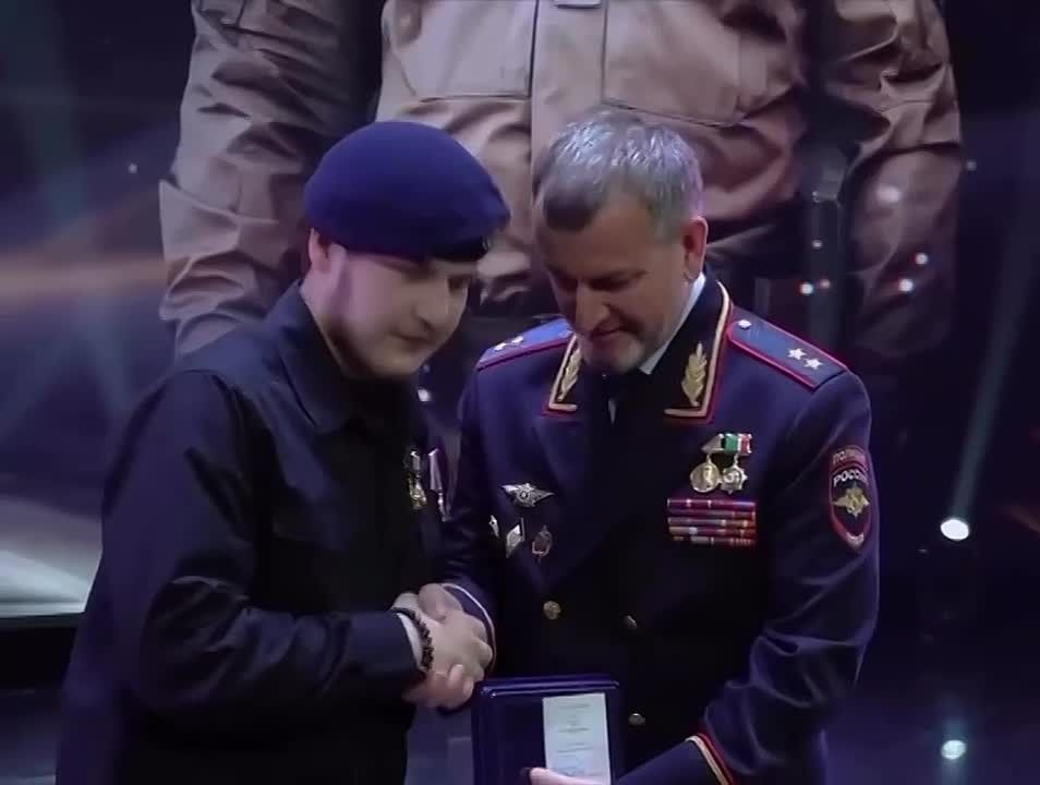 Адам Кадыров получил новую награду — 18-летний секретарь Совета Безопасности республики награждён памятной юбилейной медалью «90 лет ГИБДД МВД России»