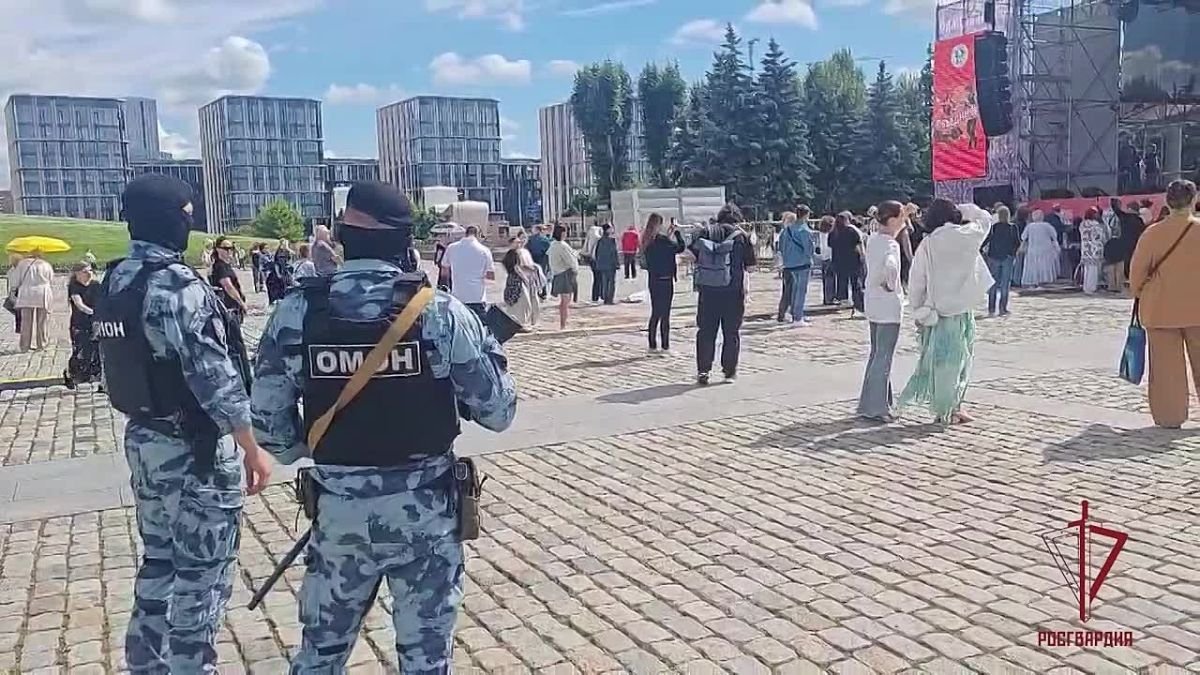 Сотрудники и военнослужащие подразделений Главного управления Росгвардии по г. Москве и соединения по охране общественного порядка Центрального округа войск национальной гвардии во взаимодействии с коллегами из МВД...