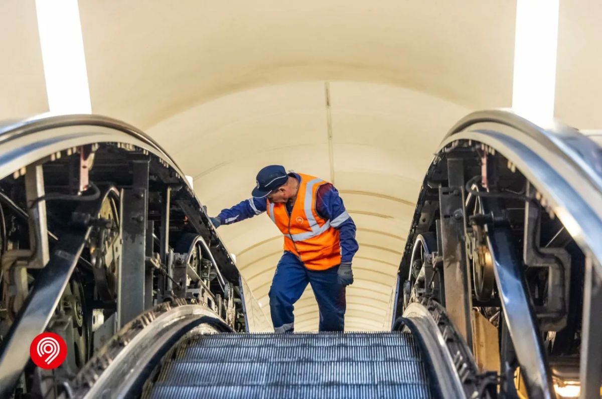 Миллионы людей пользуются эскалаторами московского метро каждый день Миллионы людей пользуются эскалаторами московского метро каждый день