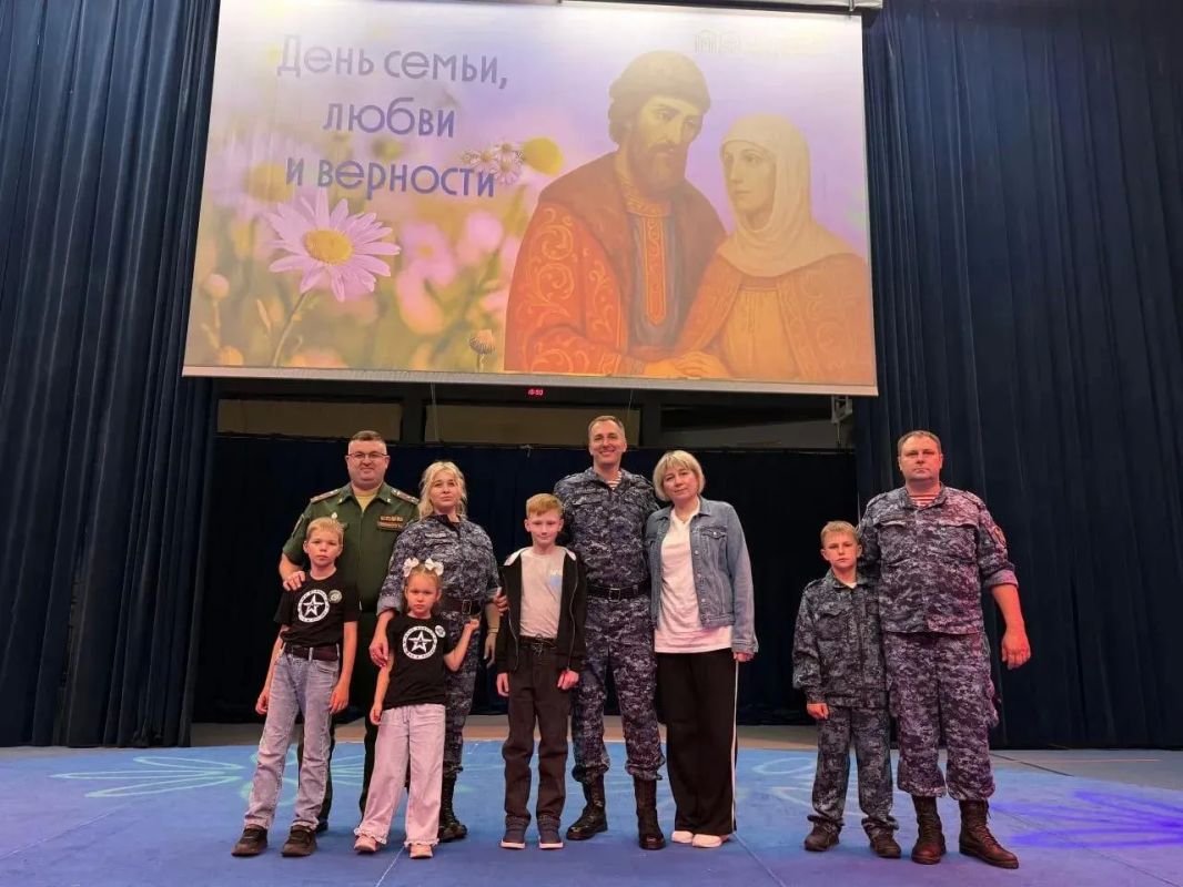 В день семьи, любви и верности столичные росгвардейцы навестили воспитанников подшефного семейного центра