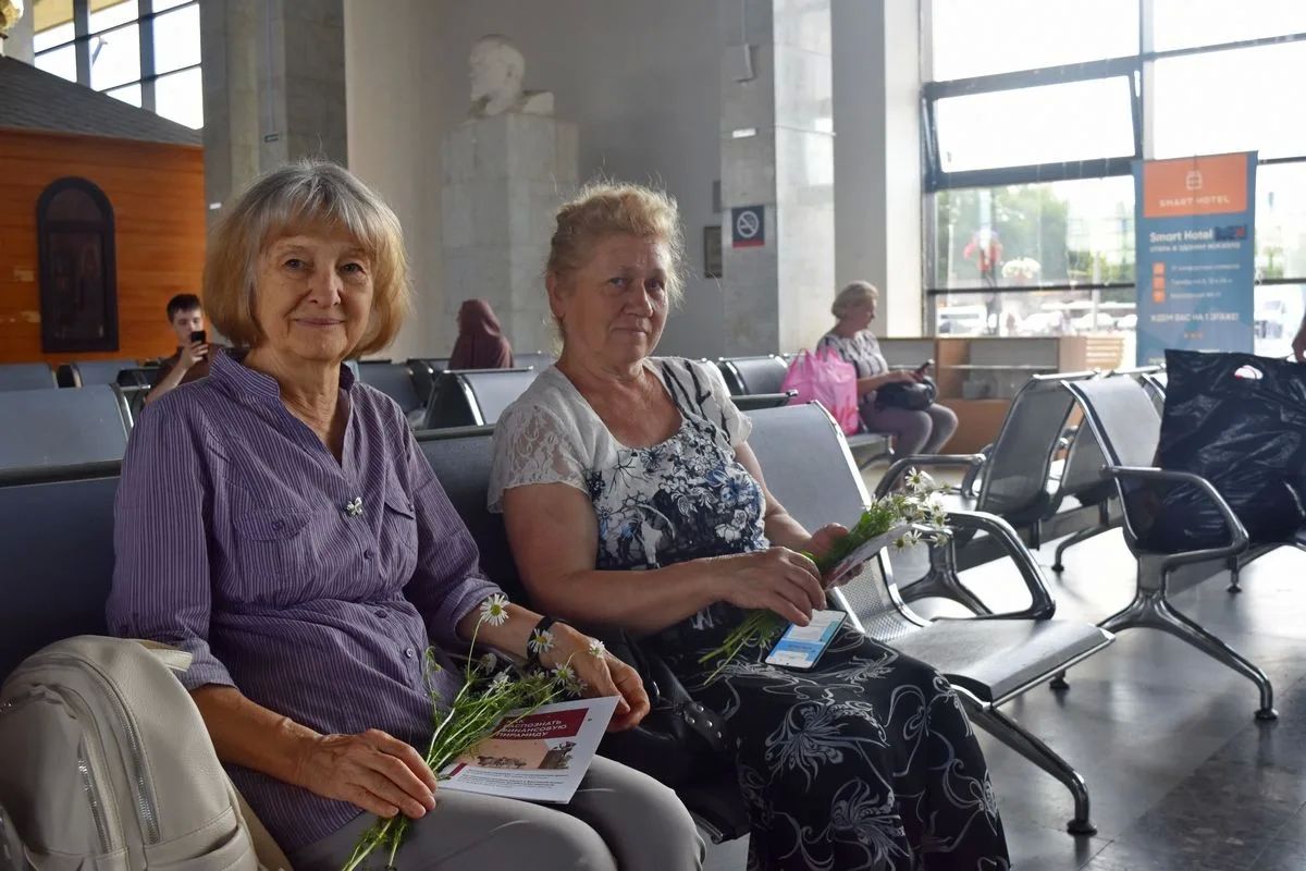 В Пензе транспортные полицейские и общественники поздравили пассажиров с Днём семьи, любви и верности В Пензе транспортные полицейские и общественники поздравили пассажиров с Днём семьи, любви и верности