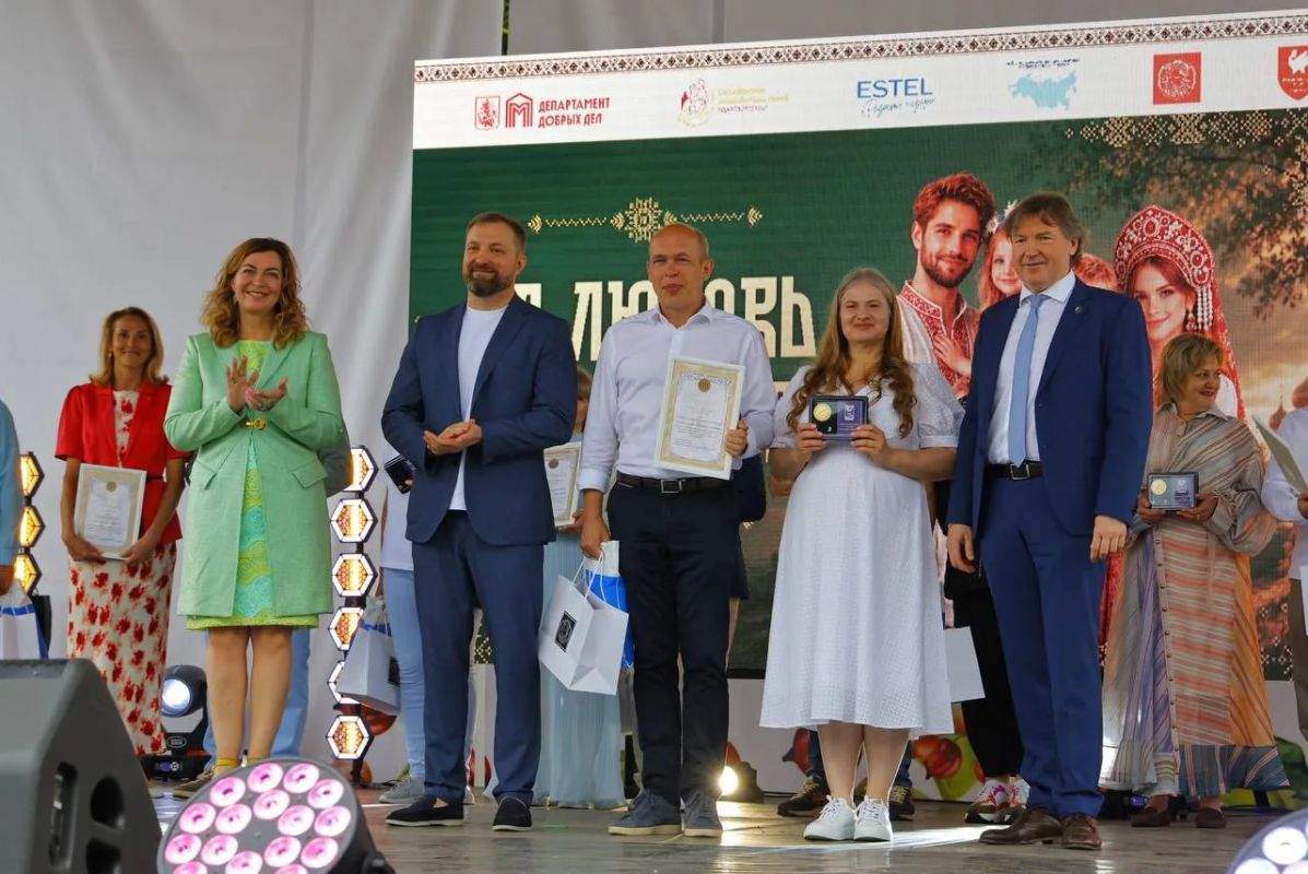 В день главного семейного праздника супругам с многолетним стажем вручили общественные награды «За любовь и верность» В день главного семейного праздника супругам с многолетним стажем вручили общественные награды «За любовь и верность»