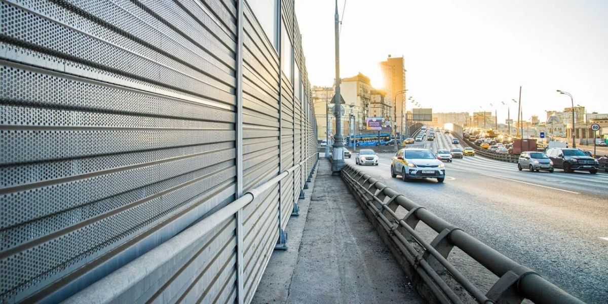 Более 1,1 тыс. кв. метров шумозащитных экранов обновили в столице за полгода