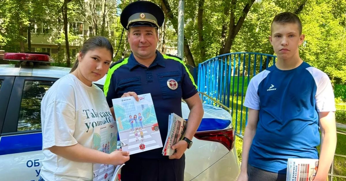 Автоинспекторы столицы продолжают знакомить ребят с ПДД Автоинспекторы столицы продолжают знакомить ребят с ПДД