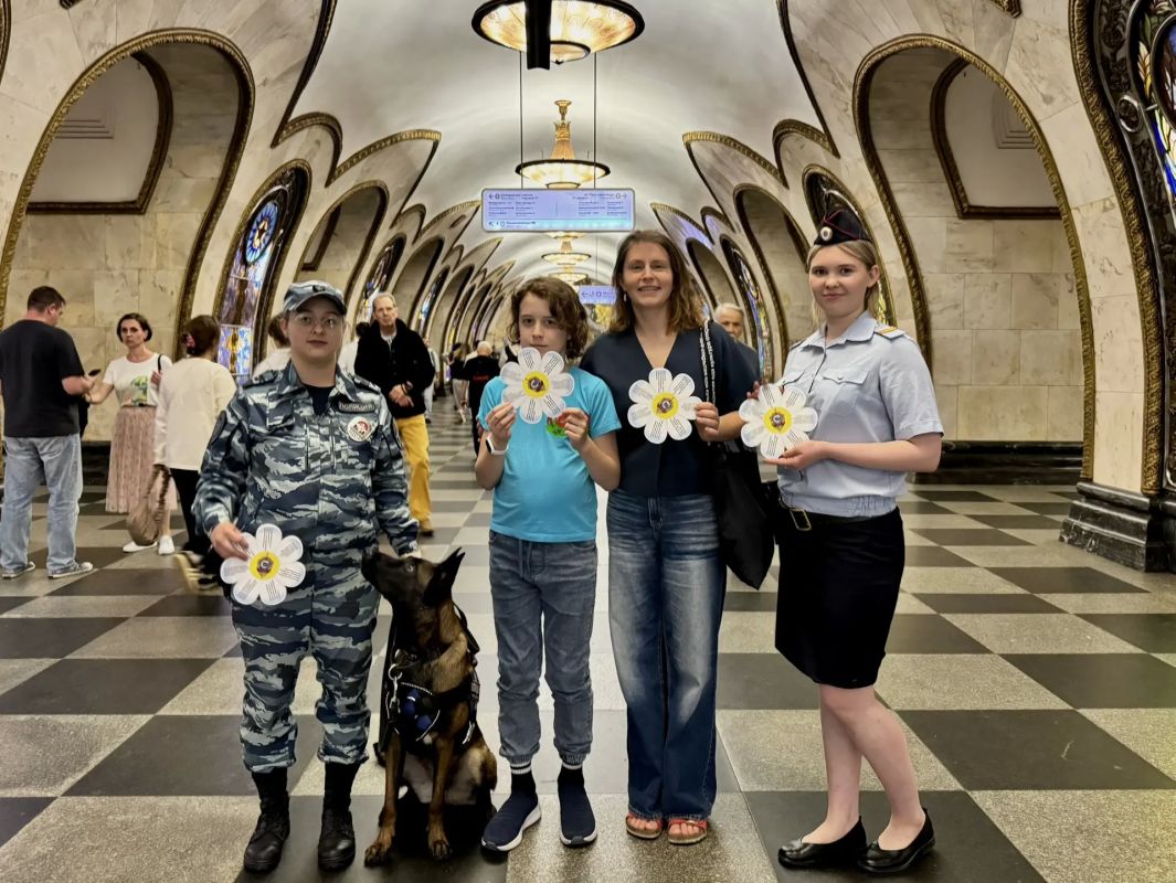 В честь праздника Дня семьи, любви и верности полицейские УВД на Московском метрополитене раздавали на станциях необычные памятки — ромашки с правилами безопасности в метро