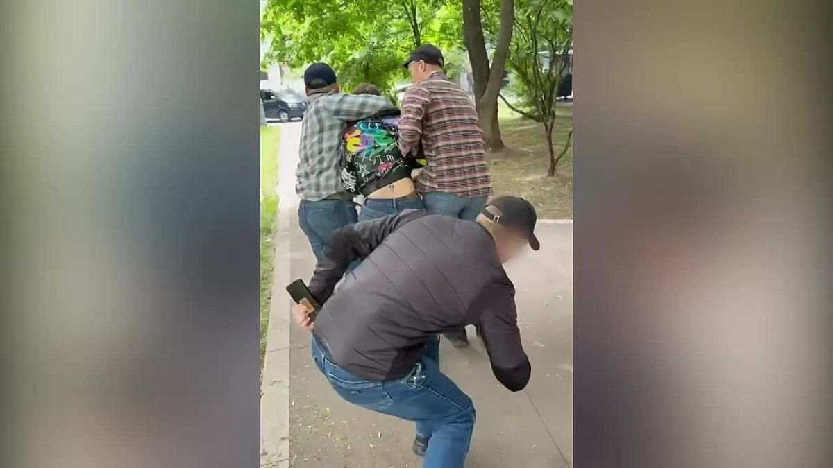 ФСБ опубликовала кадры задержания 25-летней девушки, которая играла ключевую роль в попытке покушения на высокопоставленного сотрудника Минобороны