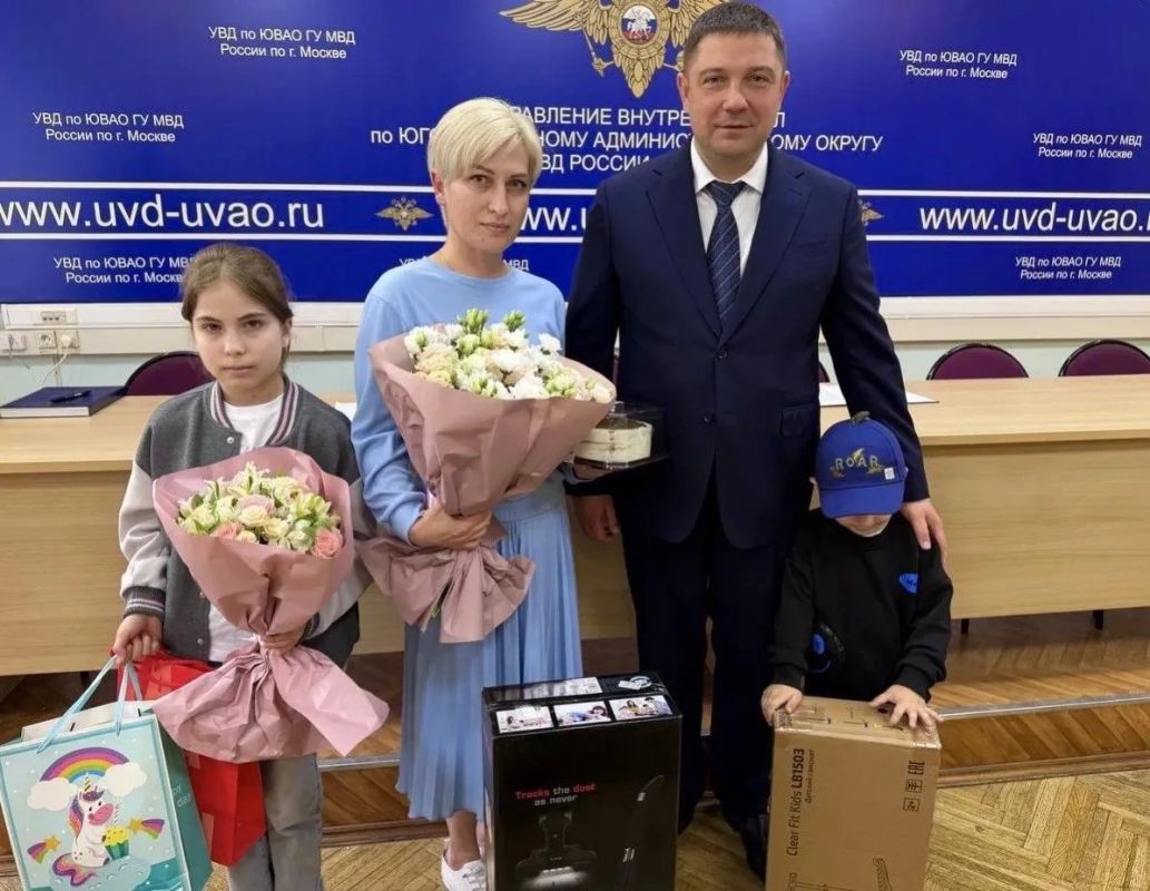 В День семьи, любви и верности руководство УВД по ЮВАО поздравило семьи полицейских и общественников В День семьи, любви и верности руководство УВД по ЮВАО поздравило семьи полицейских и общественников