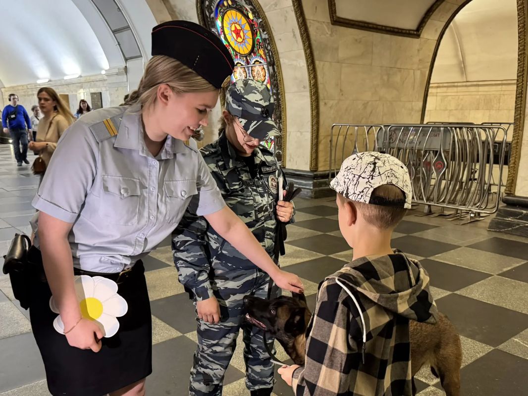 В честь праздника Дня семьи, любви и верности полицейские УВД на Московском метрополитене раздавали на станциях необычные памятки — ромашки с правилами безопасности в метро В честь праздника Дня семьи, любви и верности полицейские УВД на Московском метрополитене раздавали на станциях необычные памятки — ромашки с правилами безопасности в метро