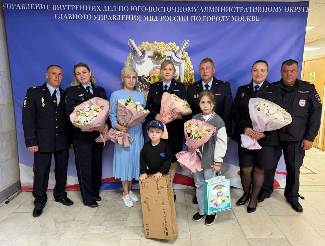 В День семьи, любви и верности руководство УВД по ЮВАО поздравило семьи полицейских и общественников