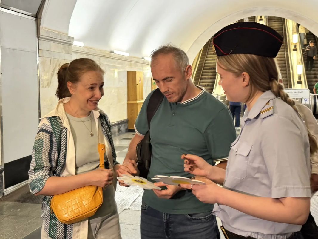 В честь праздника Дня семьи, любви и верности полицейские УВД на Московском метрополитене раздавали на станциях необычные памятки — ромашки с правилами безопасности в метро В честь праздника Дня семьи, любви и верности полицейские УВД на Московском метрополитене раздавали на станциях необычные памятки — ромашки с правилами безопасности в метро