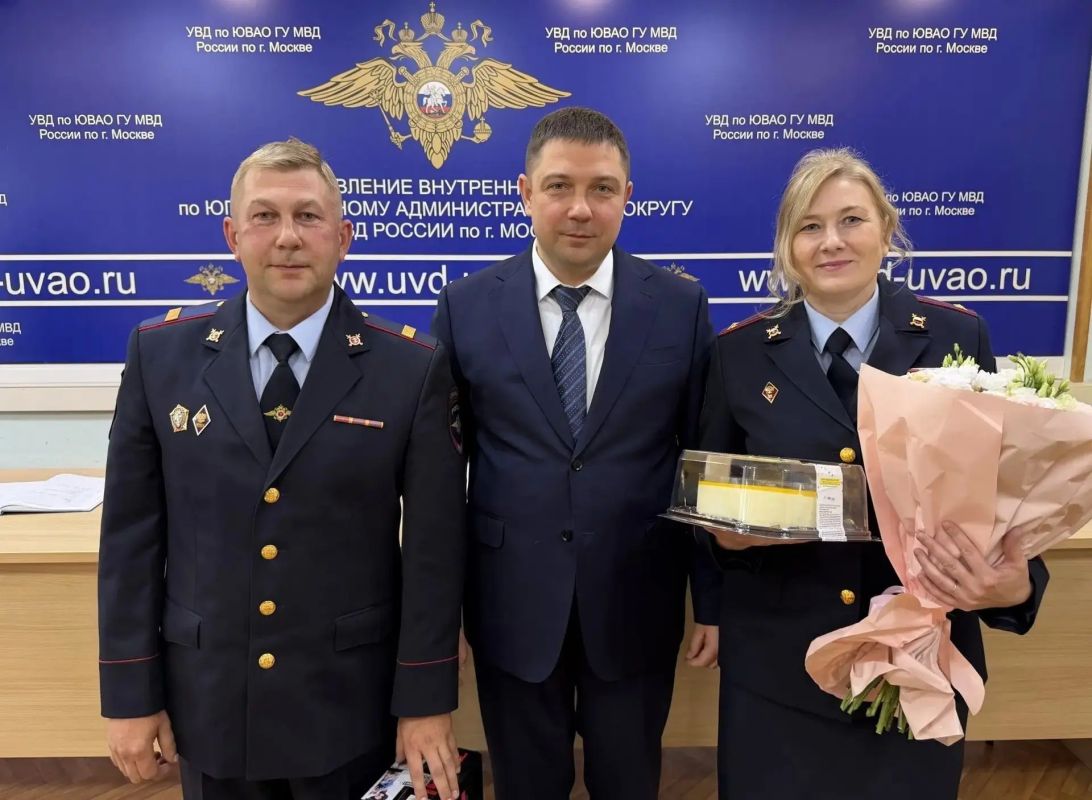 В День семьи, любви и верности руководство УВД по ЮВАО поздравило семьи полицейских и общественников В День семьи, любви и верности руководство УВД по ЮВАО поздравило семьи полицейских и общественников