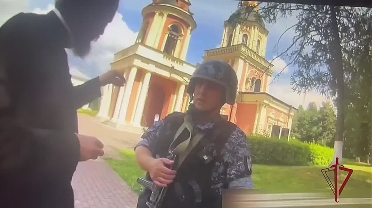 Росгвардейцы задержали злоумышленника с пистолетом-зажигалкой угрожавшего прихожанам столичного храма