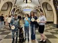 В честь праздника Дня семьи, любви и верности полицейские УВД на Московском метрополитене раздавали на станциях необычные памятки — ромашки с правилами безопасности в метро