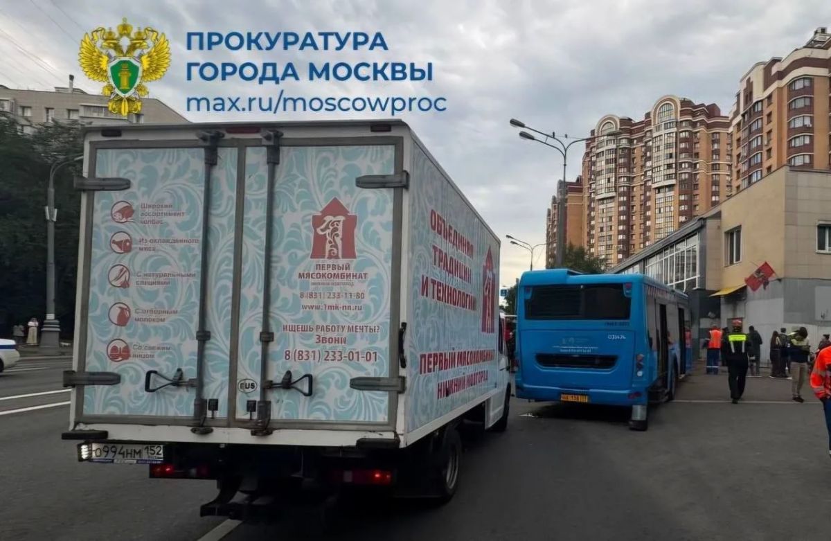 В Москве пассажирский автобус столкнулся с грузовой «Газелью» В Москве пассажирский автобус столкнулся с грузовой «Газелью»