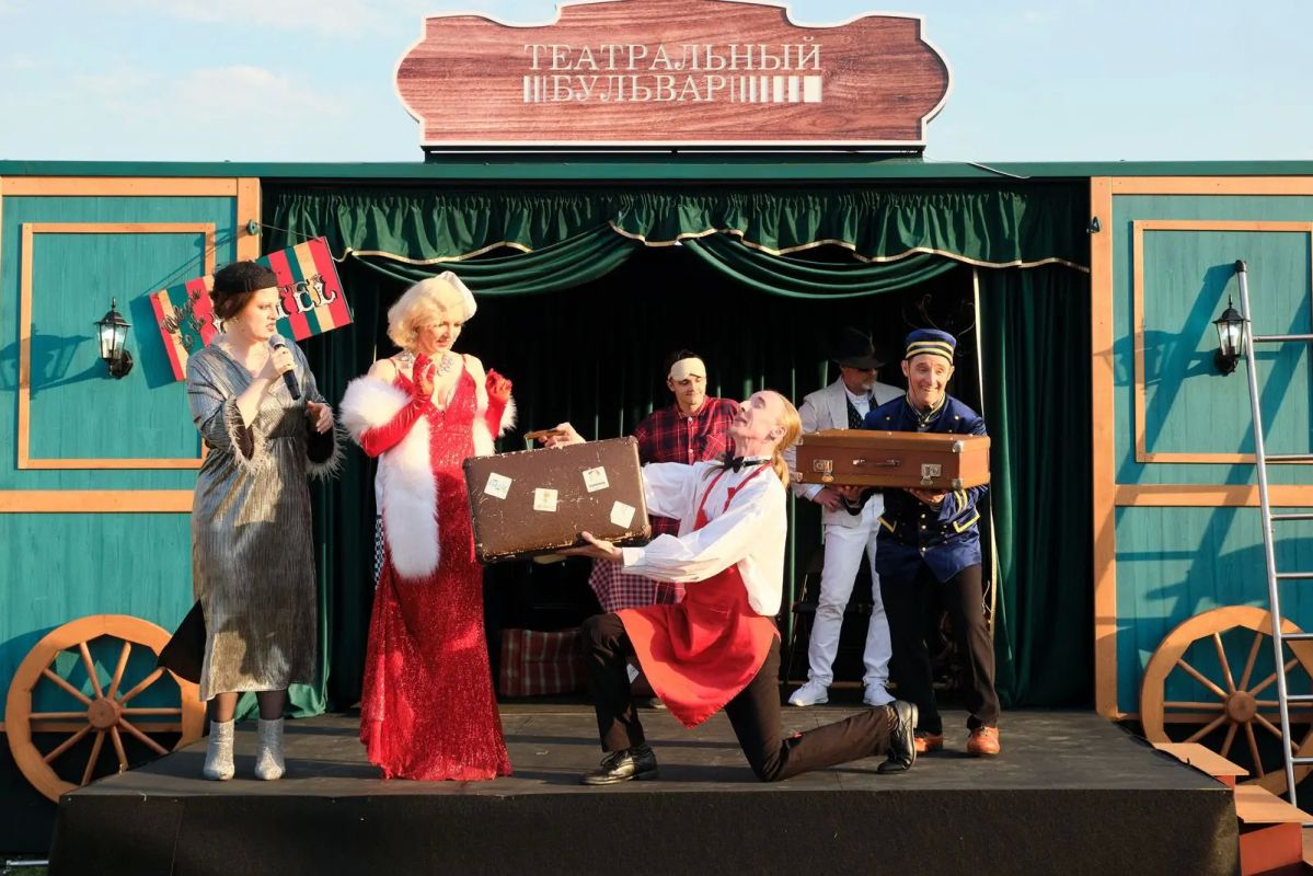 В эти выходные, 11 и 12 июля, передвижная сцена «Театрального бульвара» «Дилижанс» приедет в усадьбу Кусково